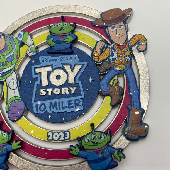 Disney World Toy Story Run 10 Mile Springtime Surprise Spinner Aliens 2023 Medal - Picture 3 of 12